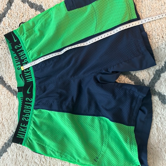 Nike Reverse Short - Picture 7 of 8